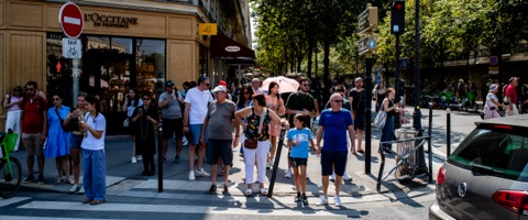 Passage piéton bondé, une famille sous un parasol, été à Paris