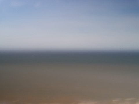 Mer et ciel réduits à trois bandes de couleur, horizon dissous